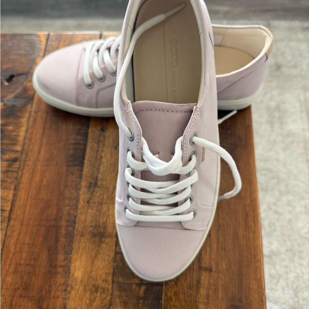 Ecco Women's Soft Pink Lace-Up Sneakers